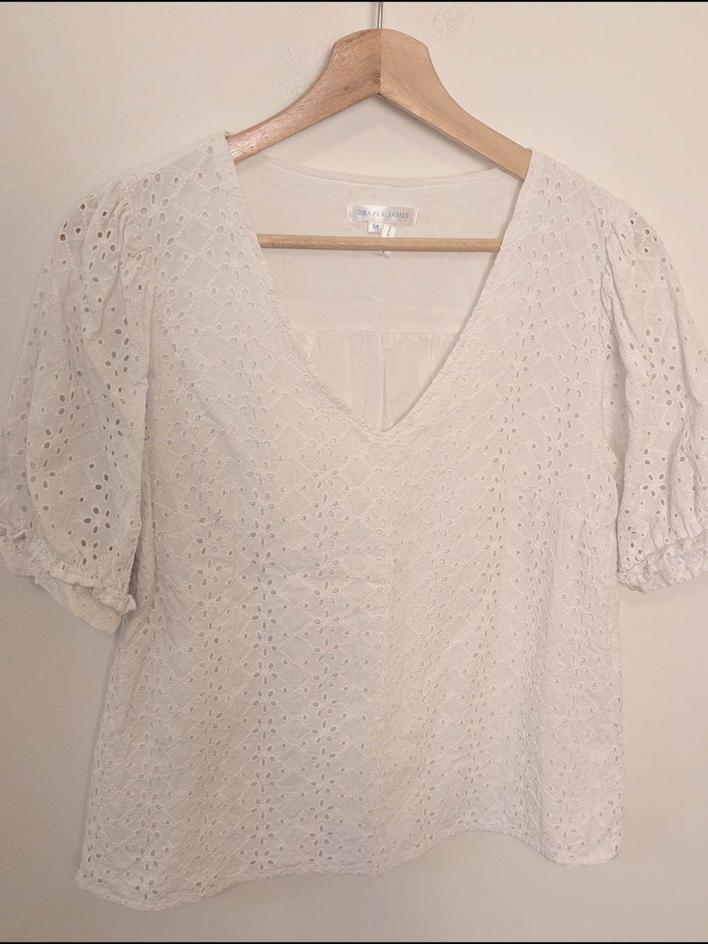 DRAPER JAMES White Eyelet V-Neck Puff Sleeve Top Women's Size Medium